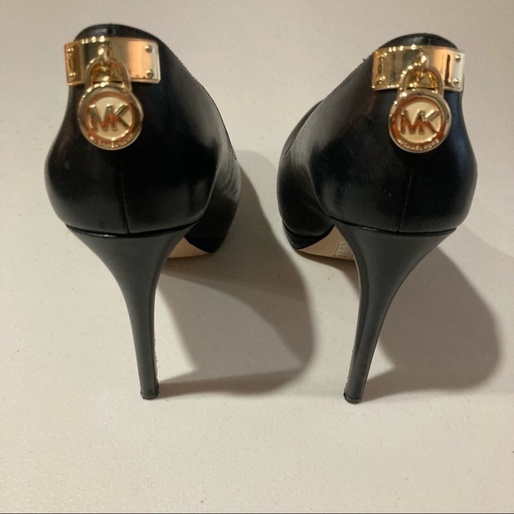 MICHAEL KORS Sz 7 4.5” Heel 1/2” Front Platform & Golden MK Locket Pumps Heels - Picture 4 of 9